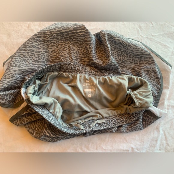 Women’s Tempo Nike Shorts Size Medium Gray and White - Picture 2 of 4